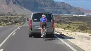 La peligrosa maniobra de una ciclista en Canarias que se ha vuelto viral: "A rebufo y a 70 kilómetros por hora"