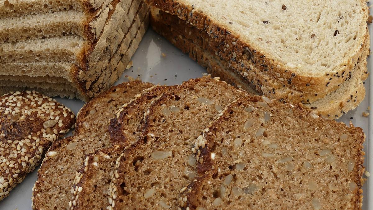 PAN EN LAS DIETAS | La diferencia real en tu dieta entre comer pan blanco e  integral: ¿Merece la pena el cambio?