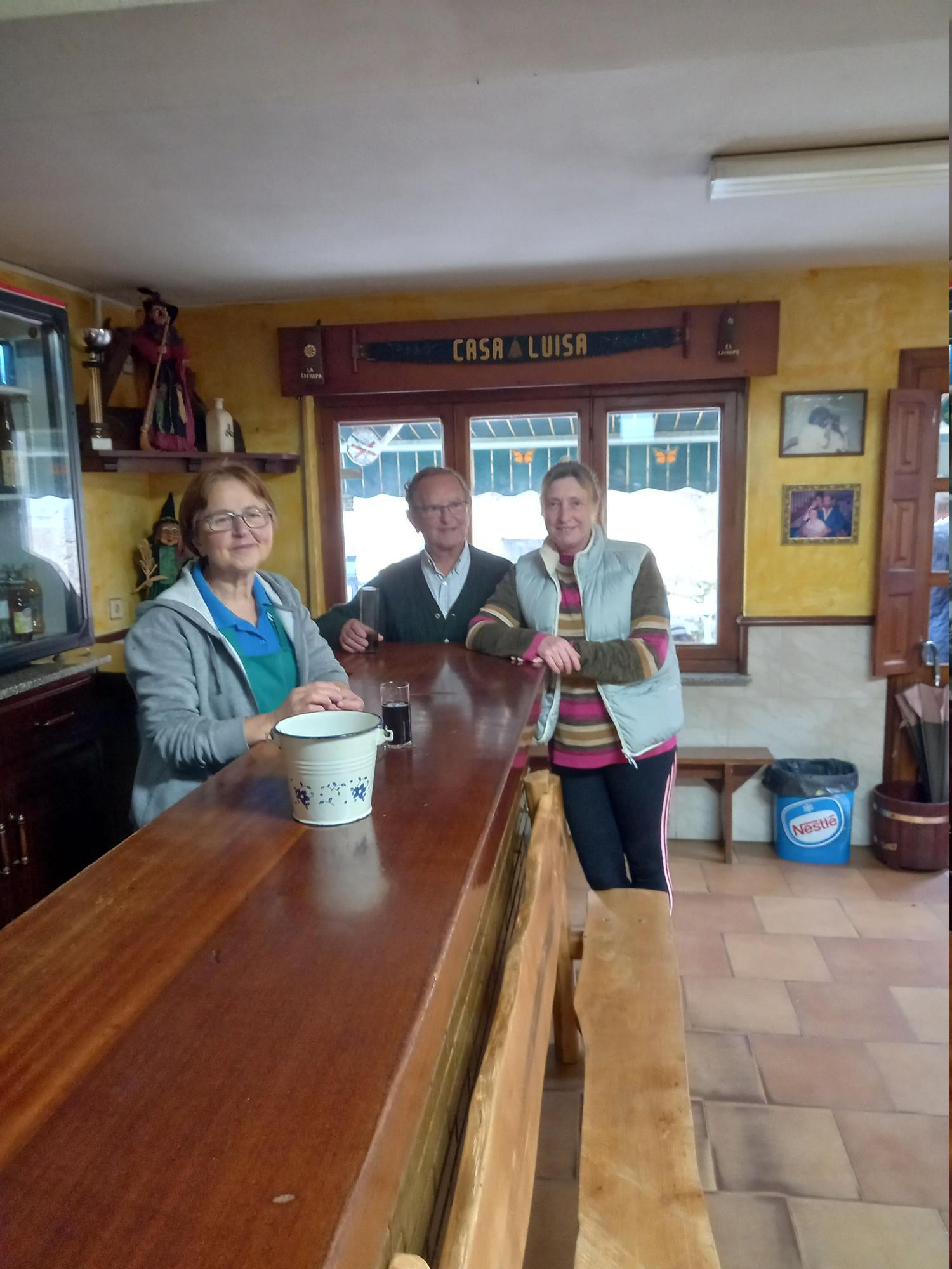 Carmen, tras la barra, con clientes y vecinos