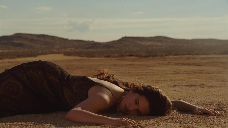 Rosalía sorprende con su “pareja invisible” en el videoclip de 'Sauvignon Blanc'