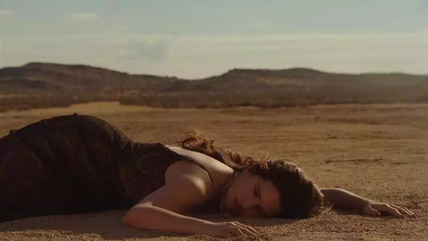 Rosalía levita en el nuevo videoclip de ‘Sauvignon blanc’, un brindis para desprenderse de lo material en el desierto