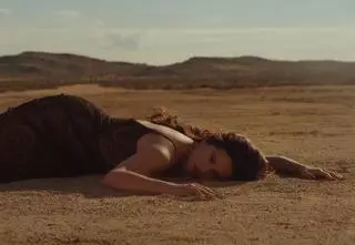 Rosalía sorprende con su “pareja invisible” en el videoclip de 'Sauvignon Blanc'