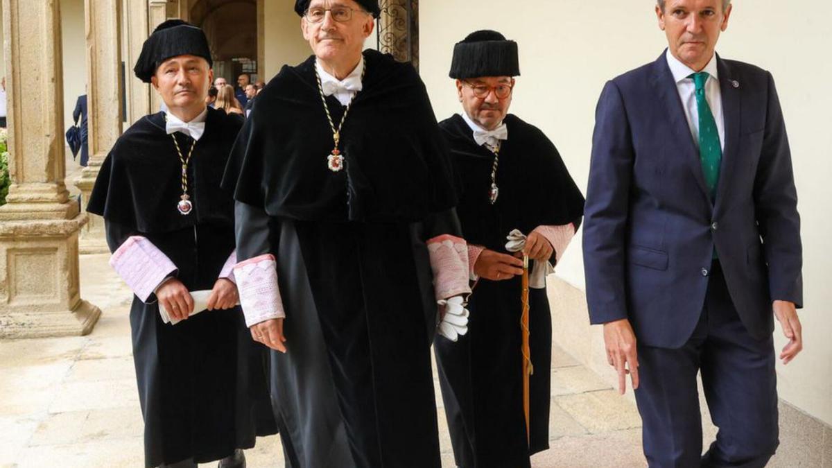 Los tres rectores con el presidente de la Xunta.