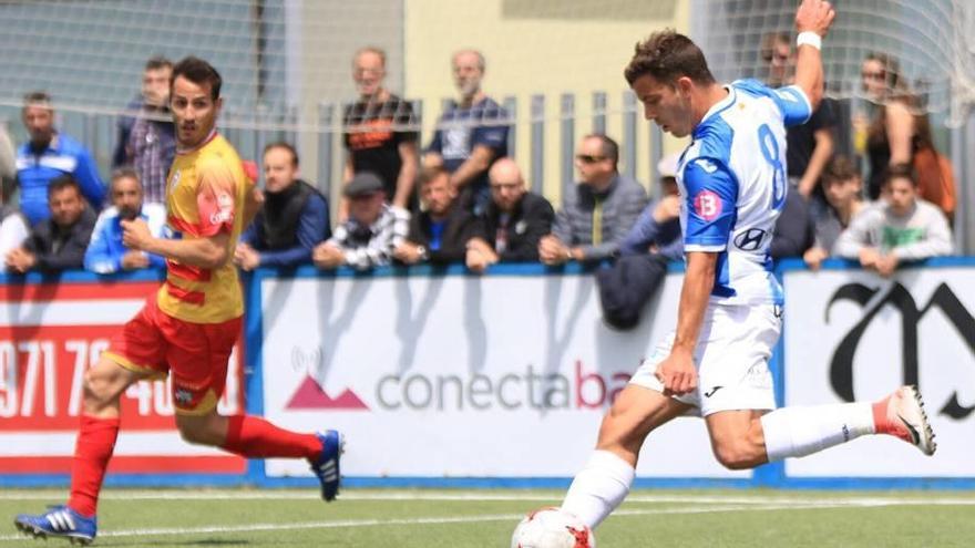 Kike López chuta durante el partido ante el Alcoyano de hace dos jornadas.