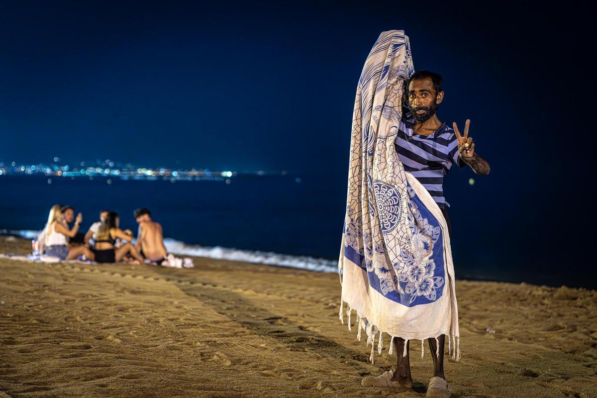 Refugio nocturno: Barcelona se refresca y descansa en sus playas durante las noches calurosas