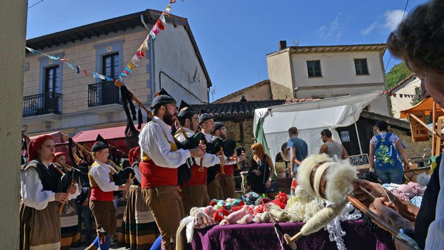 Gaiteros y puestos en el Mercáu Asturianu de Cenera del pasado año. | silveira