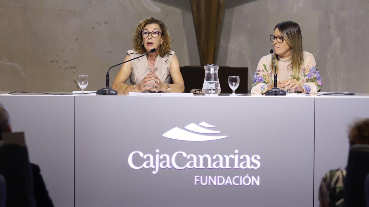 Margarita Ramos (i) y Clara Gámez, durante el acto de presentación de las actividades del Otoño Cultural 2022. | | E.D.