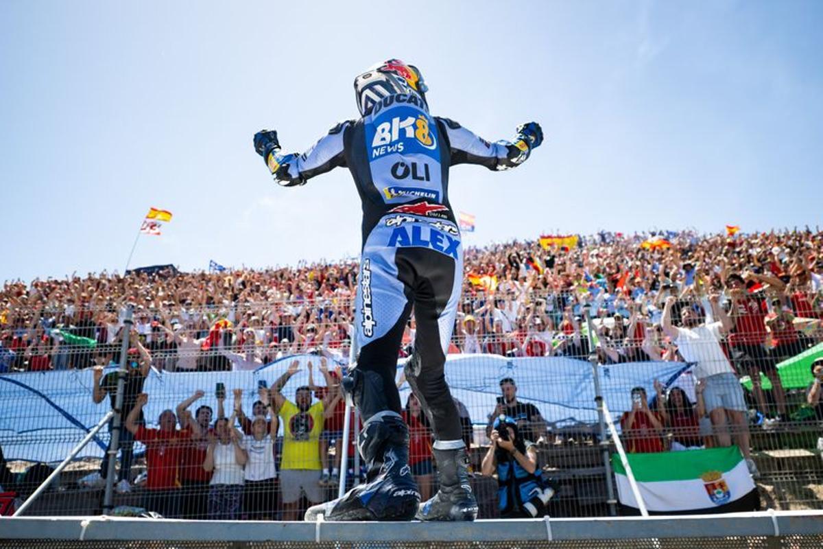 Àlex Márquez celebra con la afición de Jerez su gran triunfo en el GP.