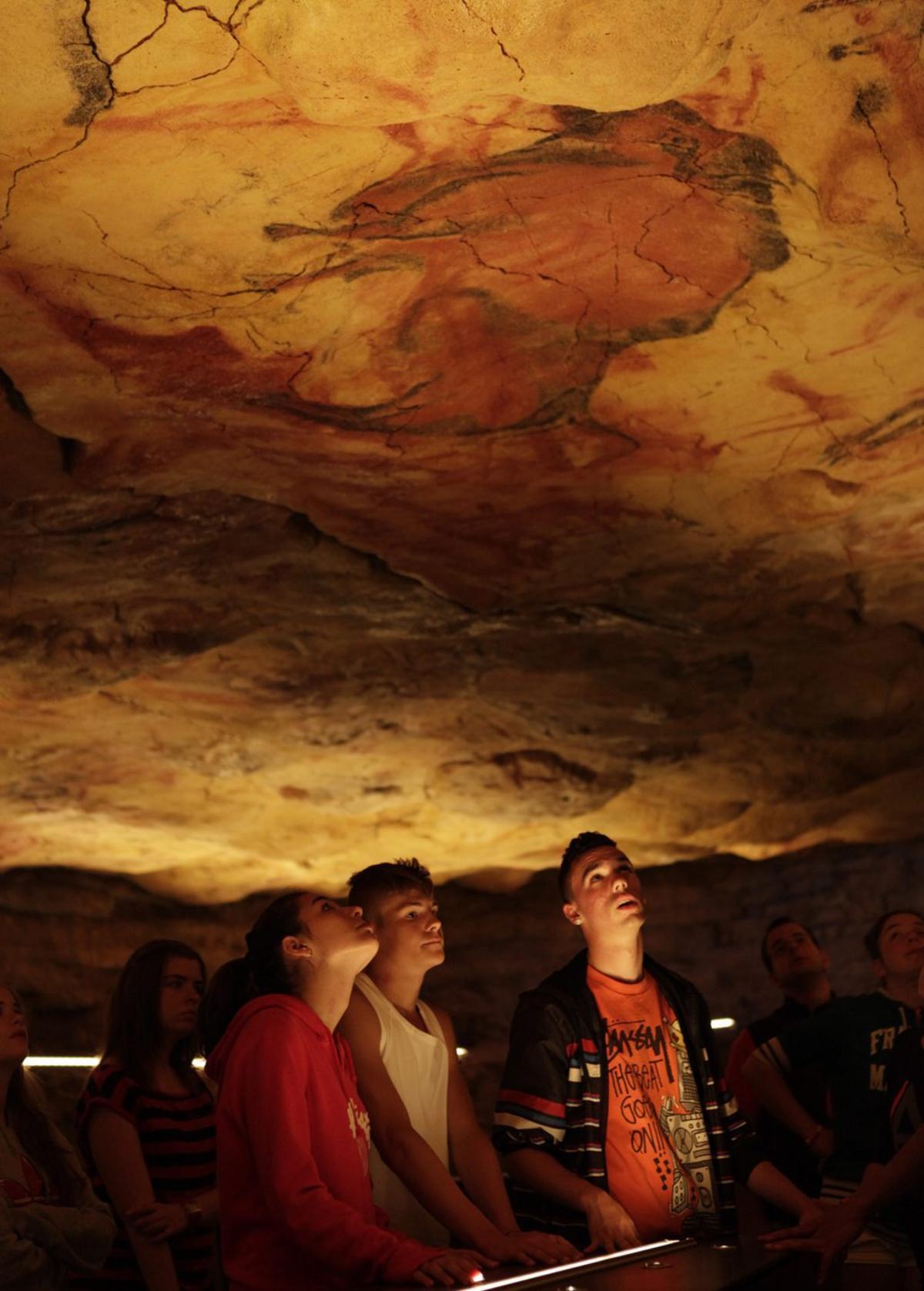 Visitantes en el interior de la cueva de Tito Bustillo, en Ribadesella. | Ángel gonzález | MIKI LÓPEZ