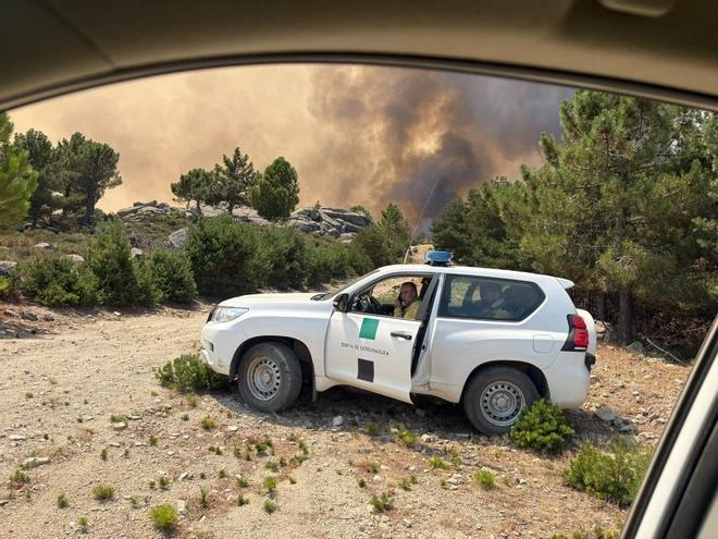 Fotogalería | Medios extremeños trabajan en la extinción del incendio de Ávila y Madrid