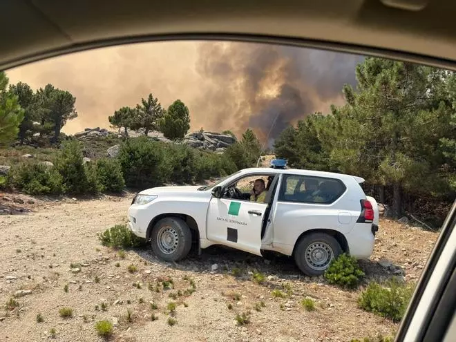 Fotogalería | Medios extremeños trabajan en la extinción del incendio de Ávila y Madrid