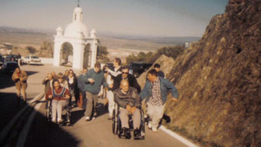 Discapacitados intelectuales de Novaforma visitan el Santuario de la Montaña en Cáceres