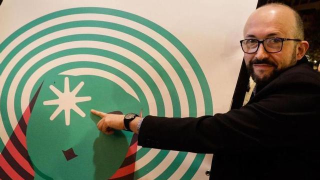Alejandro Díaz Castaño, a la puerta del teatro Jovellanos.