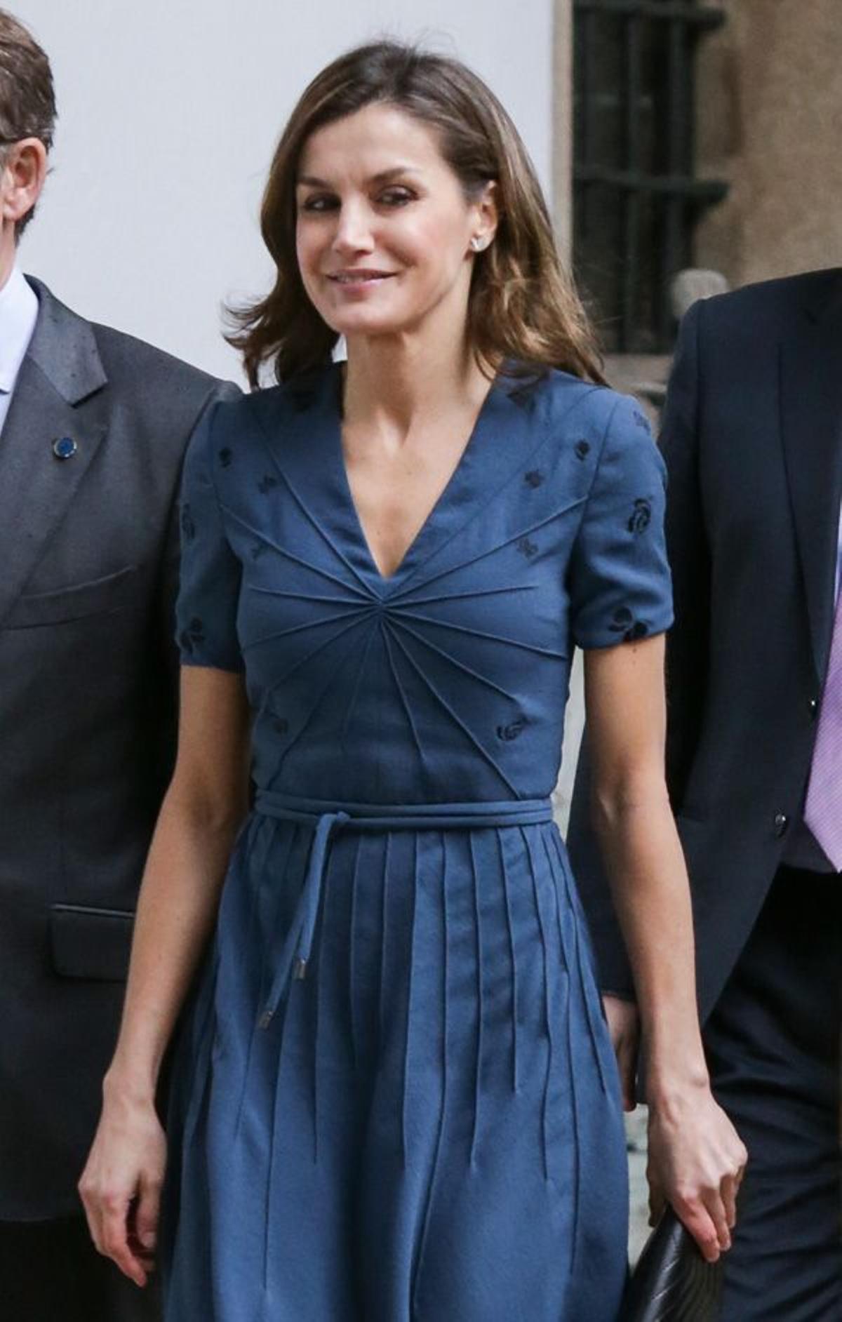 Detalle del vestido azul de Letizia Ortiz en Santiago de Compostela