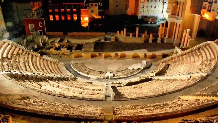 Vista nocturna desde arriba del Teatro Romano de Cartagena.