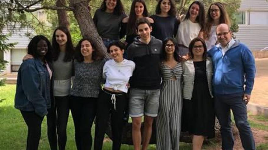 Els 11 alumnes de la promoció 2016-18, i els seus professors de Batxibac