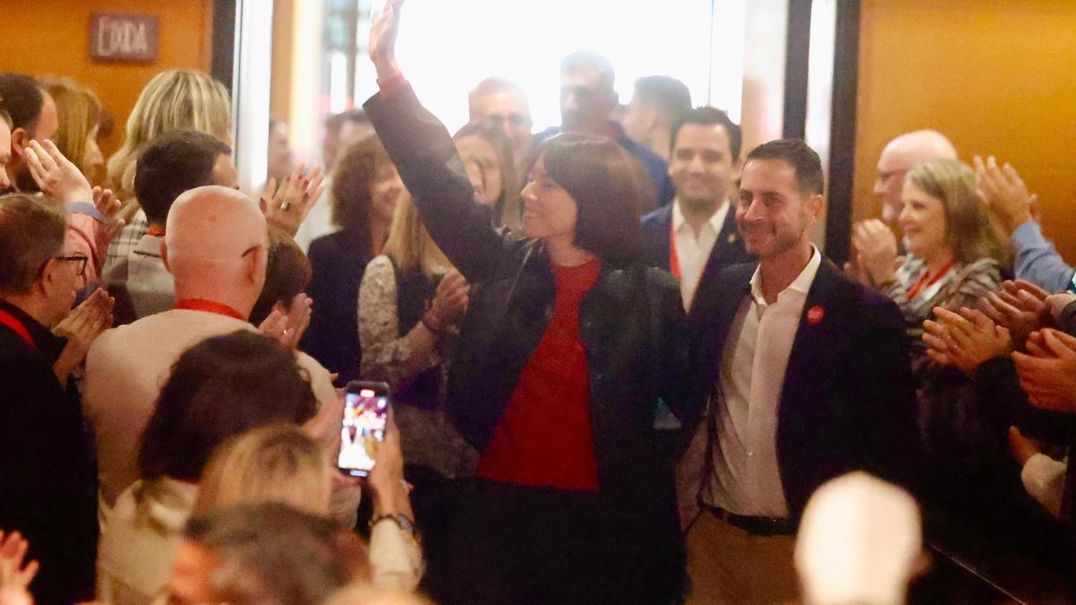 Diana Morant atiende a los medios antes de su intervención en el congreso provincial del PSPV de València