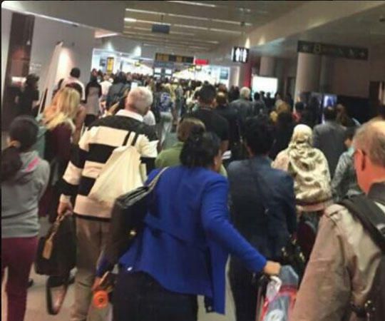 Colas para abandonar el aeropuerto tras las explosiones.