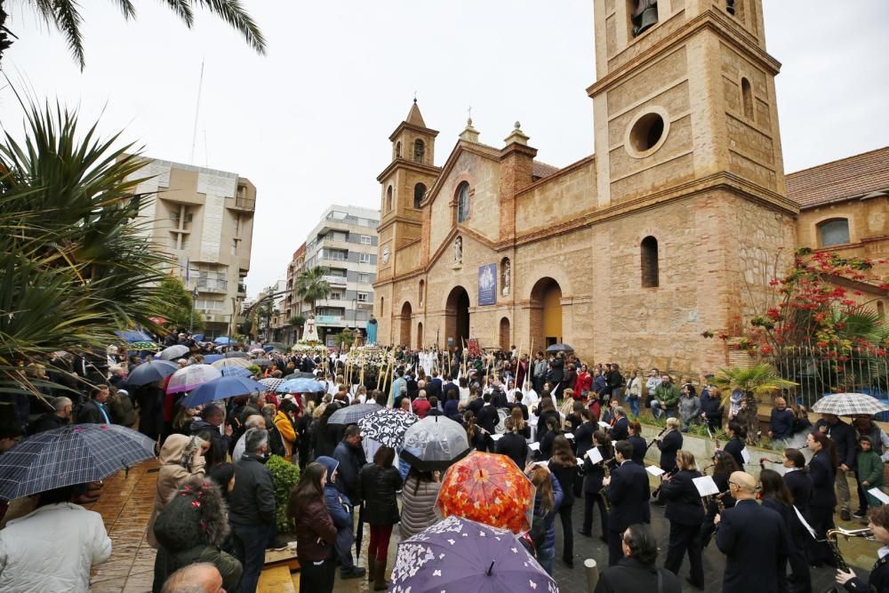 Pese a la fina lluvia que caía a primera hora de la mañana la procesión de Domingo de Resurección pudo celebrar el tradicional Encuentro en las cuatro esquinas