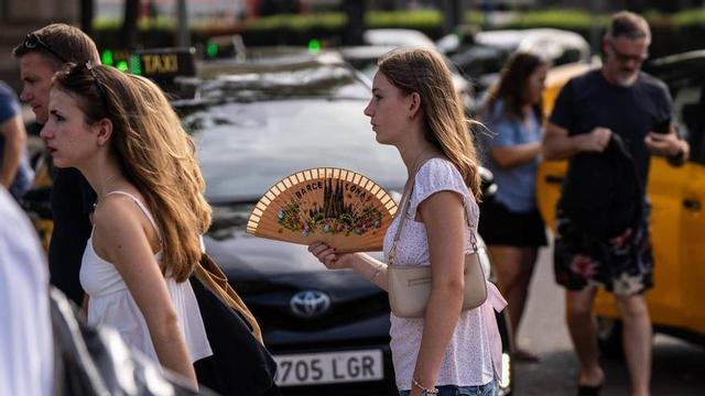 Barcelona. Turistes recorren la Rambla durant una jornada d’altes temperatures a la ciutat. Barcelona afronta un nou episodi de calor intensa que obliga veïns i visitants a buscar ombra i hidratar-se per mitigar-ne els efectes. 3 d’agost del 2026. Societat. AUTOR: ZOWY VOETEN