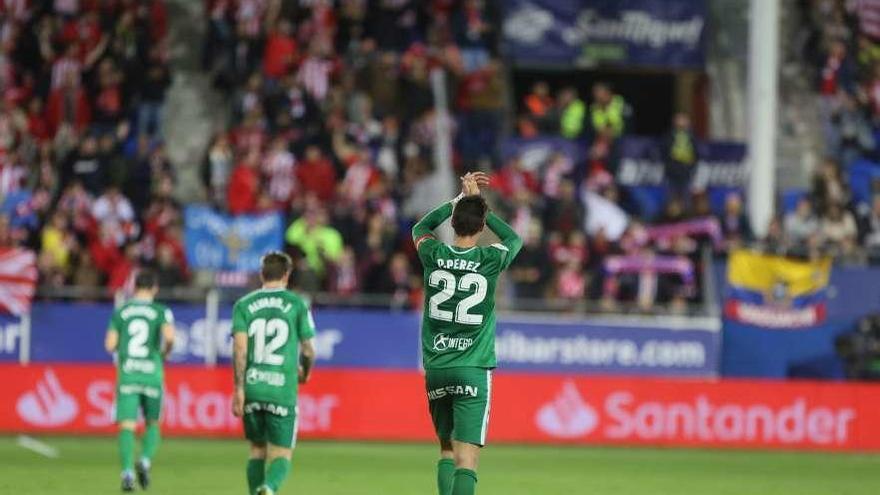 Pablo Pérez se despide, ovacionado por la afición gijonesa, en el momento del cambio.