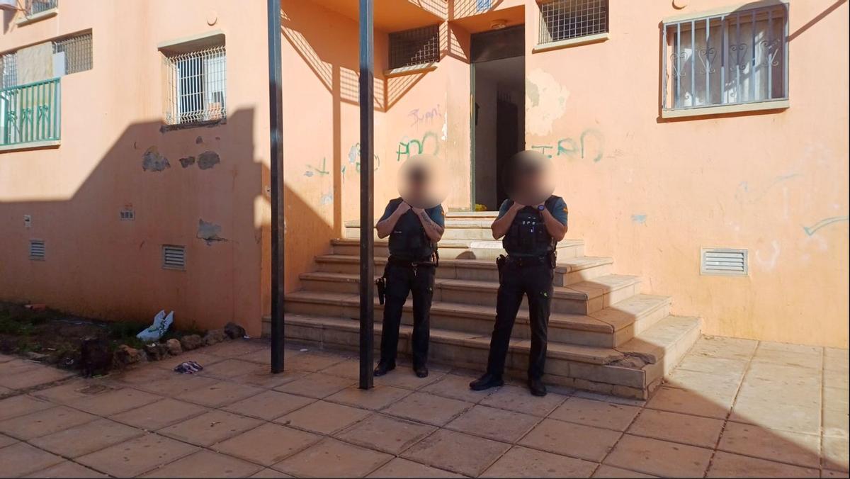 Edificio de viviendas en Cabo Blanco, en Arona, donde un padre mató a un hijo de 10 años en la madrugada de este viernes e hirió a su mujer y un guardia civil
