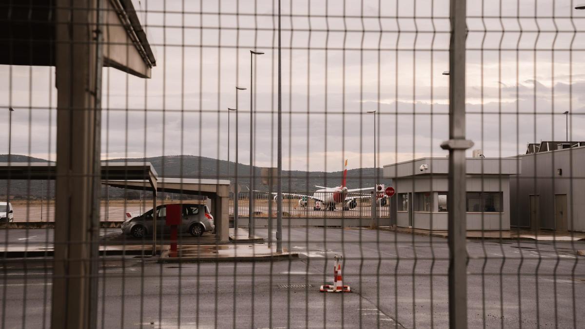 Dos aviones de Iberia junto a la pista del aeropuerto de Ciudad Real, este martes.