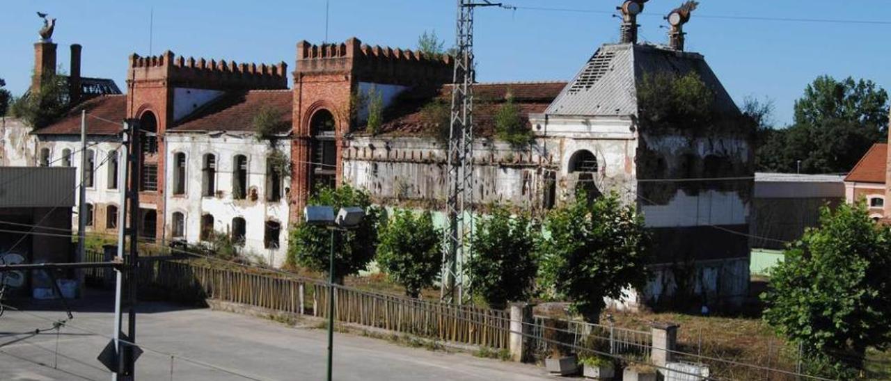 El edificio de la antigua fábrica en Colloto.