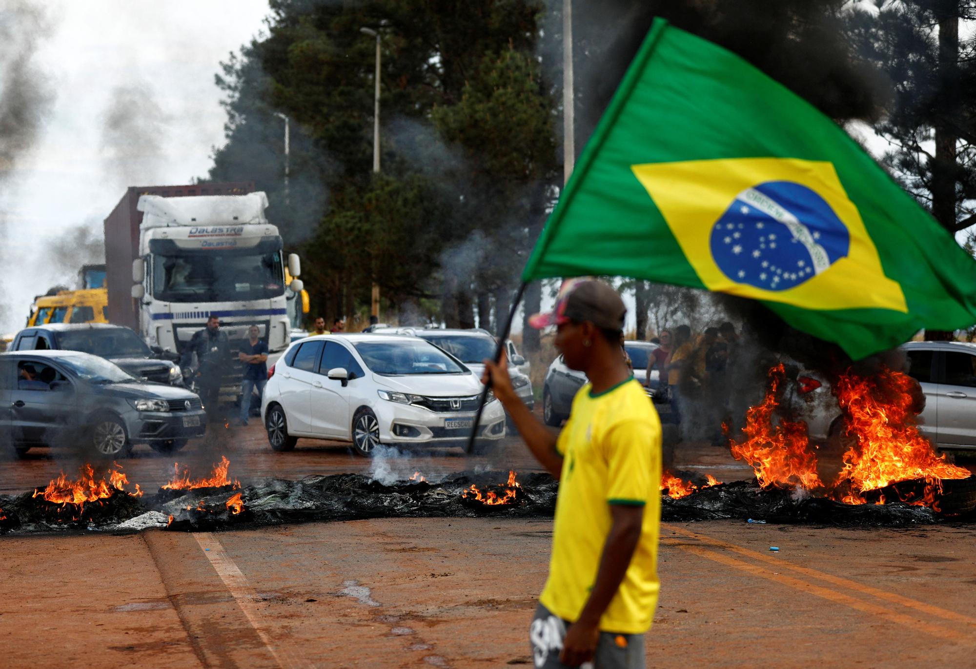 Simpatizantes de Bolsonaro bloquean una carretera en protesta contra el presidente electo Lula da Silva, en Planaltina (Brasil).