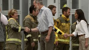 VERÍN (OURENSE), 28/08/2025.- Los reyes Felipe VI y Letizia saludan a varios miembros de los servicios de extinción mientras visitan el Centro de Coordinación del Distrito Forestal XIV de Verín (Ourense), este jueves, para conocer de primera mano los daños causados por los incendios forestales en la provincia gallega. EFE/ Brais Lorenzo