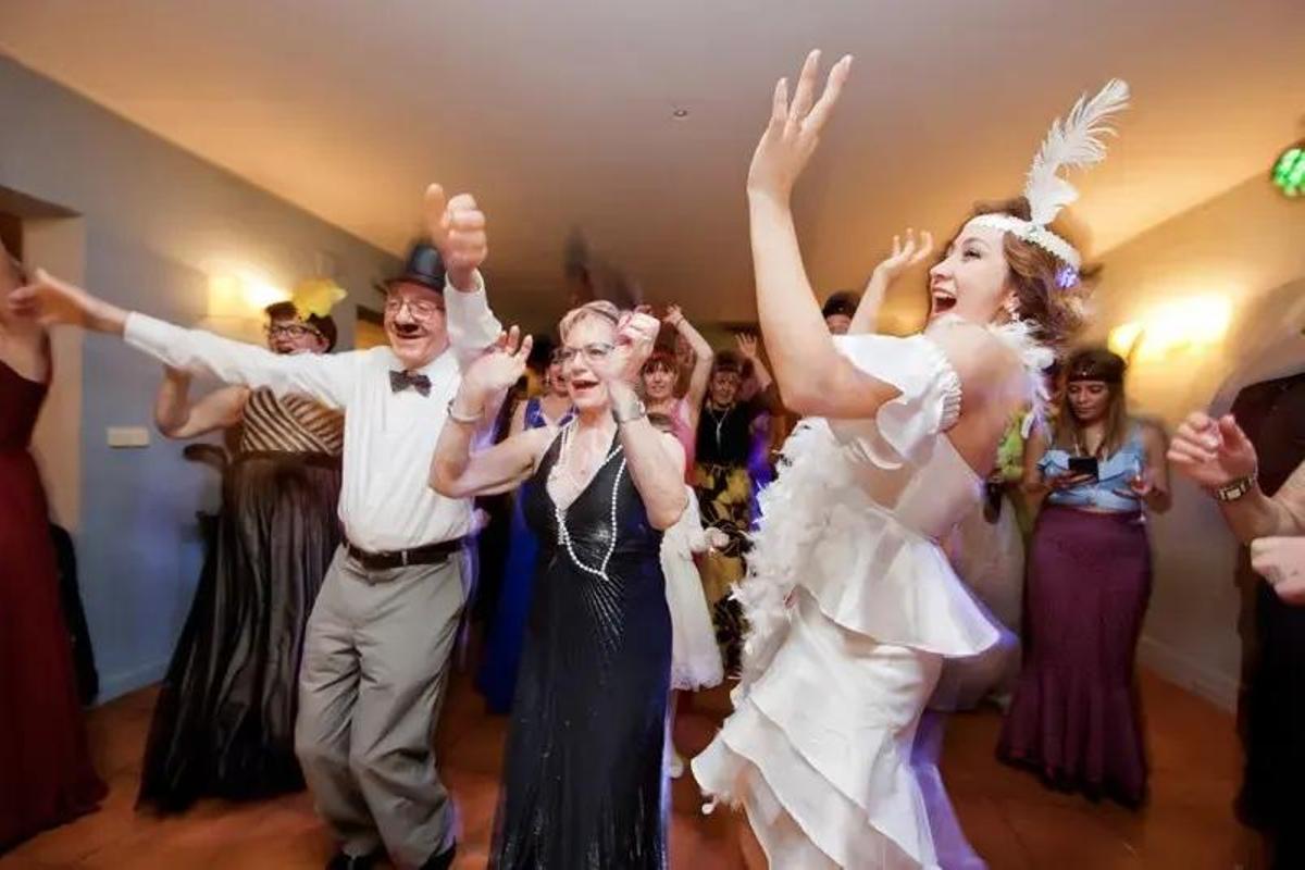 Invitados bailando en un boda.