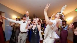 Invitados bailando en un boda.