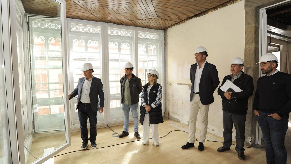 Visita de políticos y técnicos a la galería de la histórica vivienda.