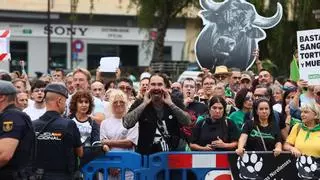 Más de mil antitaurinos claman en El Bibio: "Vamos a cerrar la plaza"