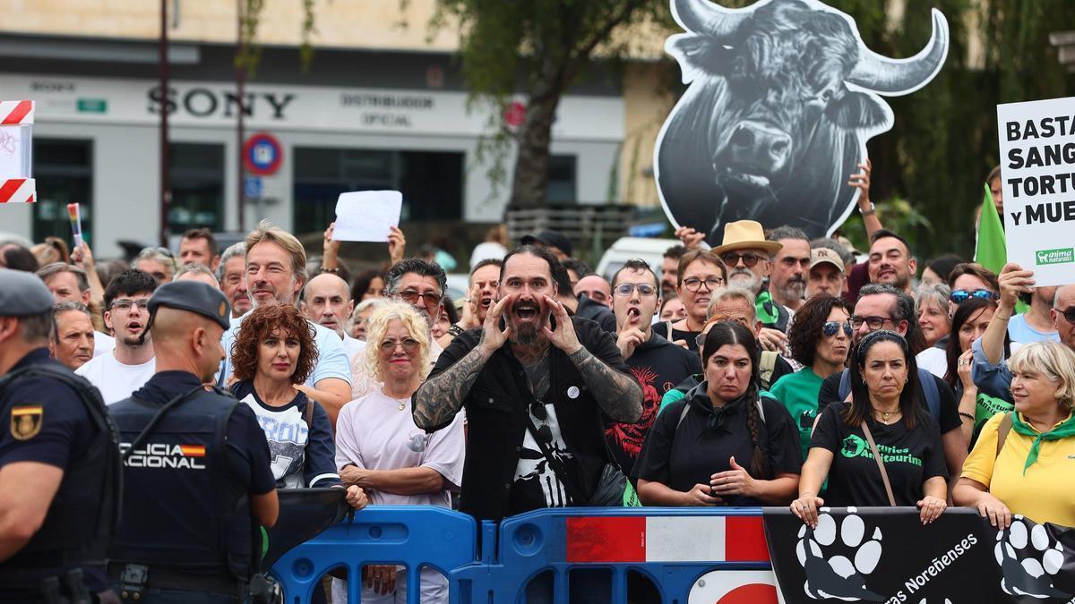 Más de mil antitaurinos claman en El Bibio: "Vamos a cerrar la plaza"