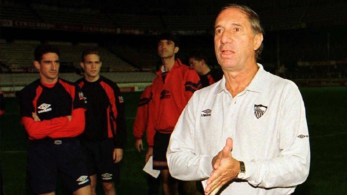 Carlos Bilardo, en su primer entrenamiento con el Sevilla.