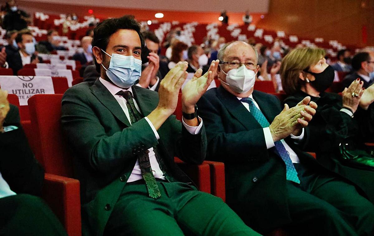 David González y Aurelio González, ayer, al inicio del acto, sentados en la primera fila. | Mara Villamuza