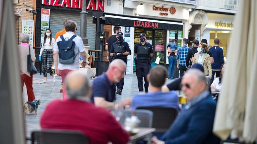 Policías controlan que en las terrazas de Cartagena se cumplan las normas.