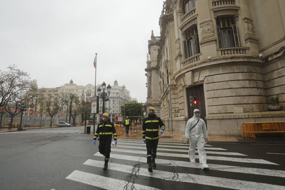 La UME desinfecta la plaza del Ayuntamiento de València por el coronavirus