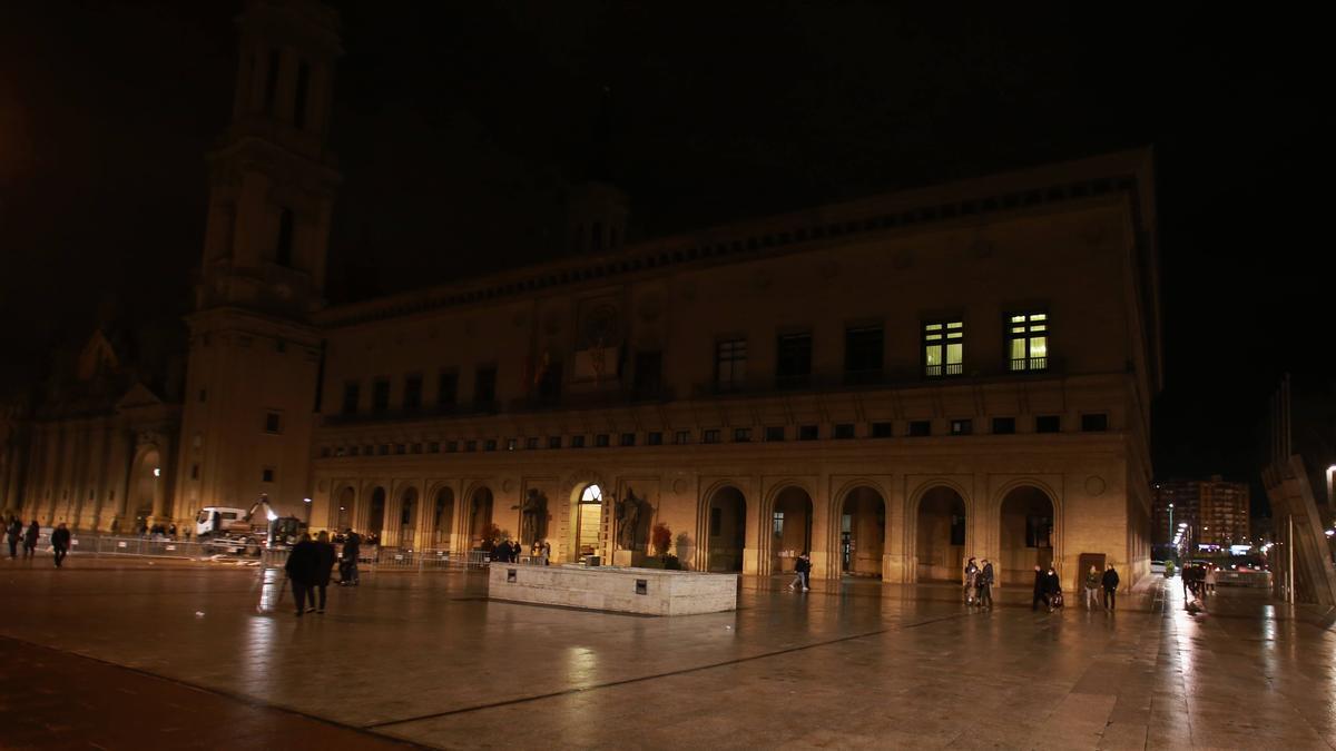 La fachada del Ayuntamiento de Zaragoza, completamente a oscuras este sábado con motivo de la Hora del Planeta