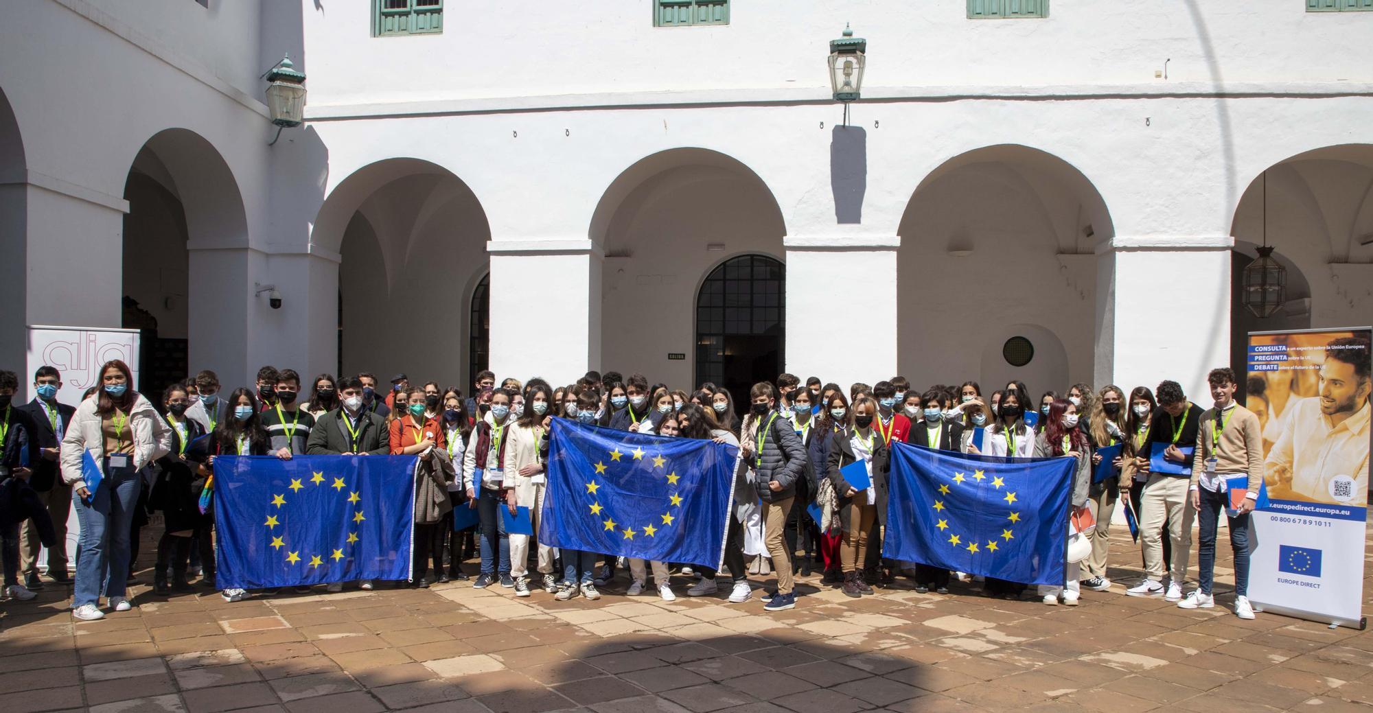 Ochenta estudiantes, de los más de 500 que participaron en la fase &#039;on line&#039; del evento, se dieron cita en el Palacio de la Merced para la Simulación Escolar del Parlamento Europeo.