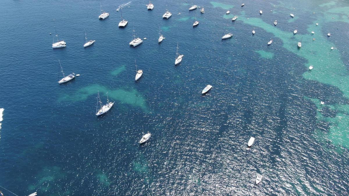 Barcos fondeados en la bahía de Portmany