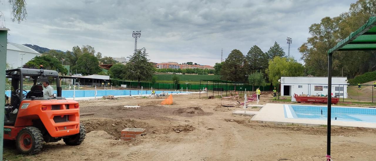 Obras en la piscina de verano de Plasencia, esta semana.