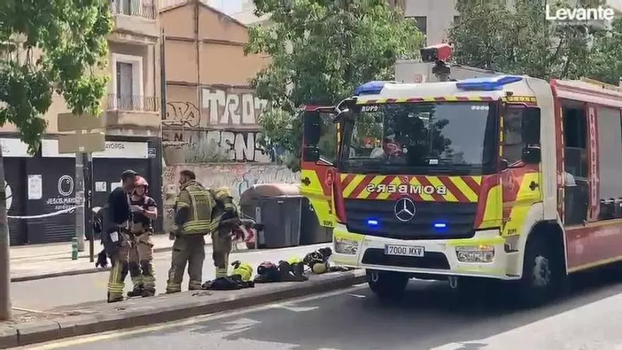 Un incendio en un cuadro eléctrico deja sin luz varios edificios de la calle Tres Forques de València
