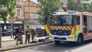 Un incendio en un cuadro eléctrico deja sin luz varios edificios de la calle Tres Forques de València