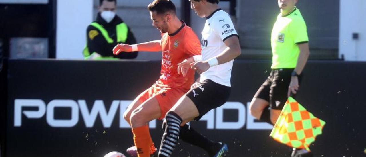El Atzeneta controla el balón ante la presión de un rival del Mestalla, el domingo en el partido. | J.M. LÓPEZ