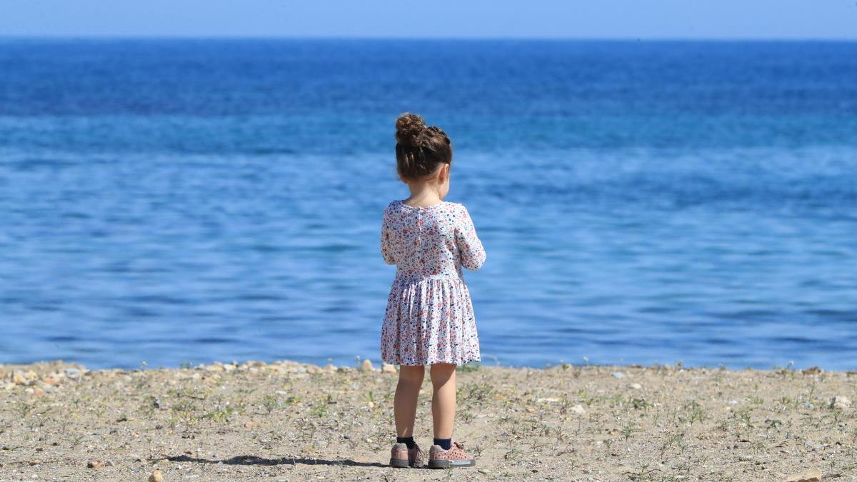 Una niña mira al mar en Mazarrón.