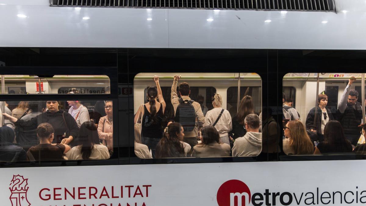 Una mañana en hora punta en Metrovalencia, en una foto de archivo