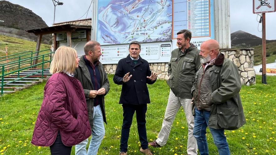 Pedro Rueda, en el centro, durante su visita este lunes a la estación de Valgrande-Pajares. | LNE