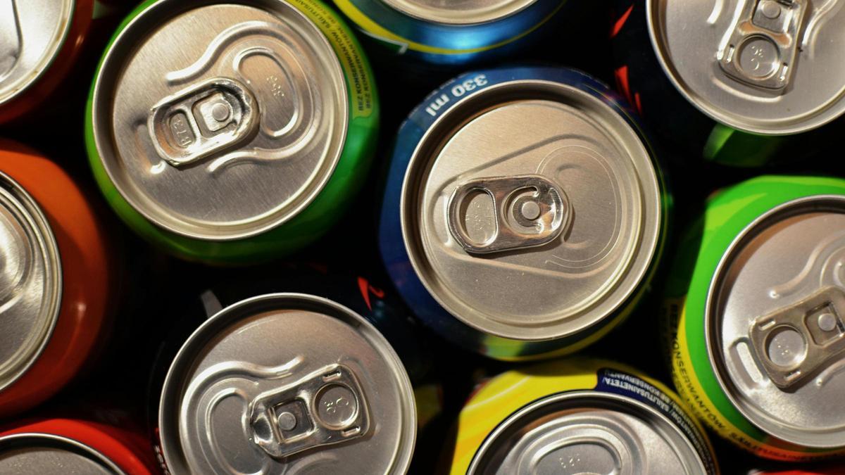 Latas de refresco.